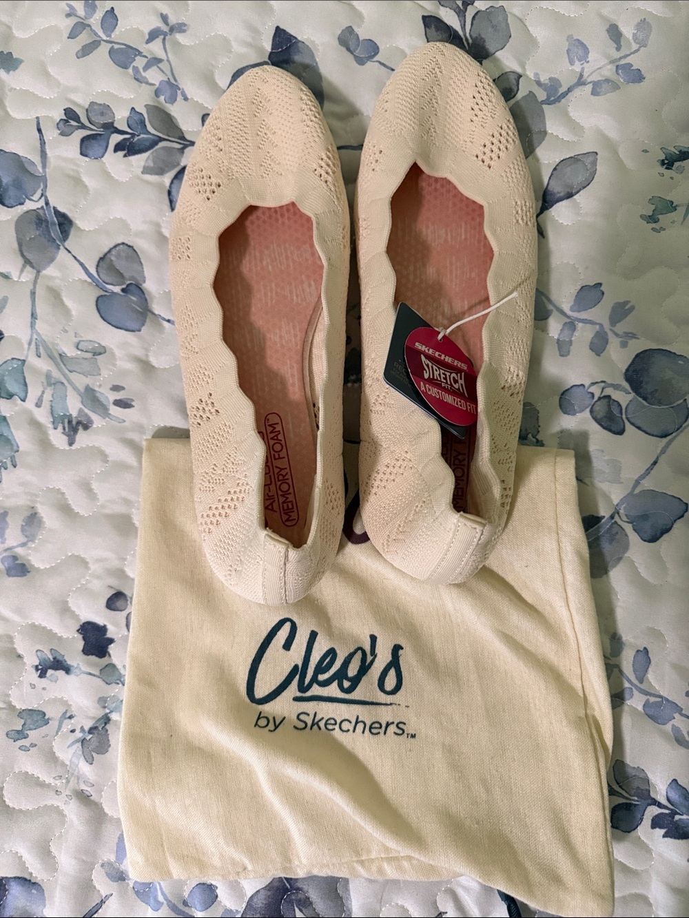 New Skechers Cleo's Women's Knit Slip-On Flats in Cream. Size 10